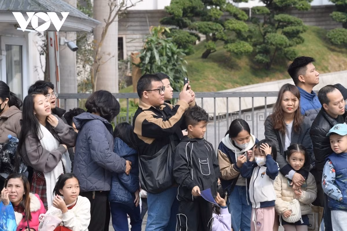 Hàng vạn người dân tập trung quanh khu vực hồ Hoàn Kiếm để chiêm ngưỡng những màn biểu diễn
