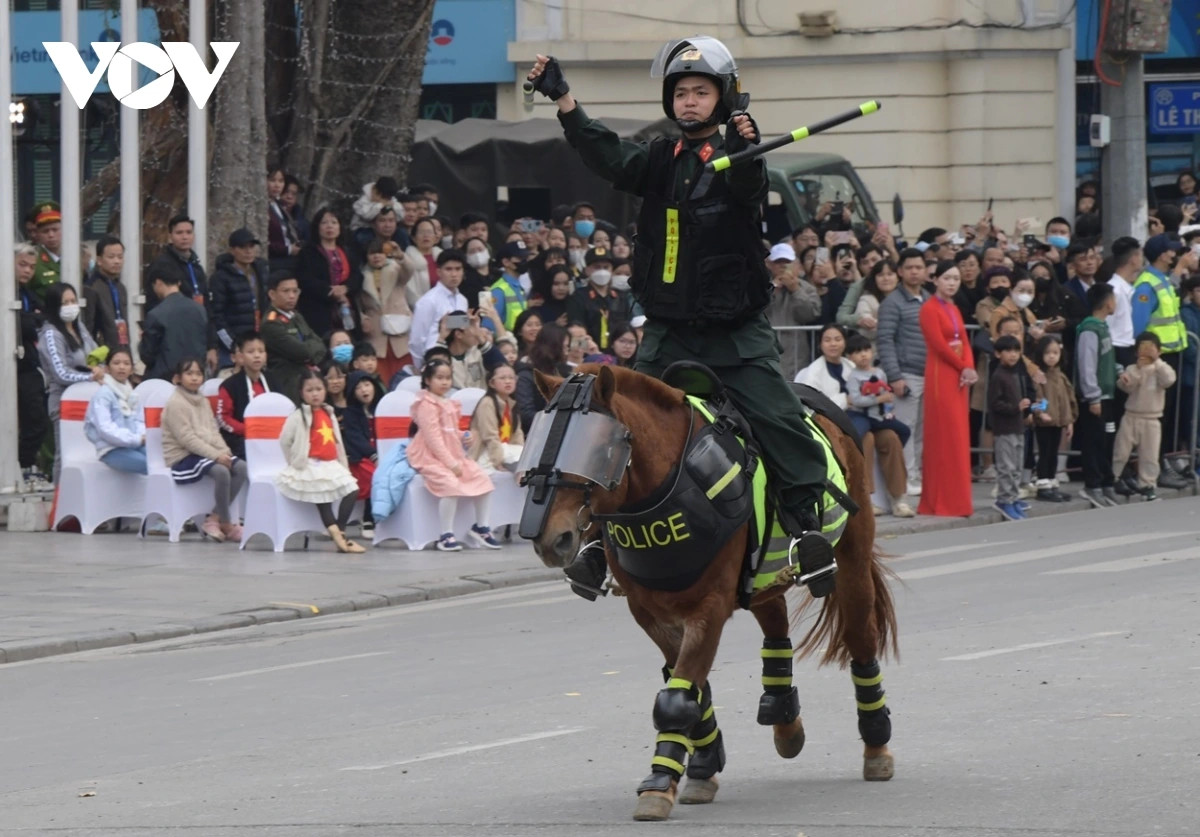 Chiến sĩ Cảnh sát cơ động kỵ binh điều khiển ngựa chạy đại, kết hợp thao tác sử dụng gậy Tonfa.