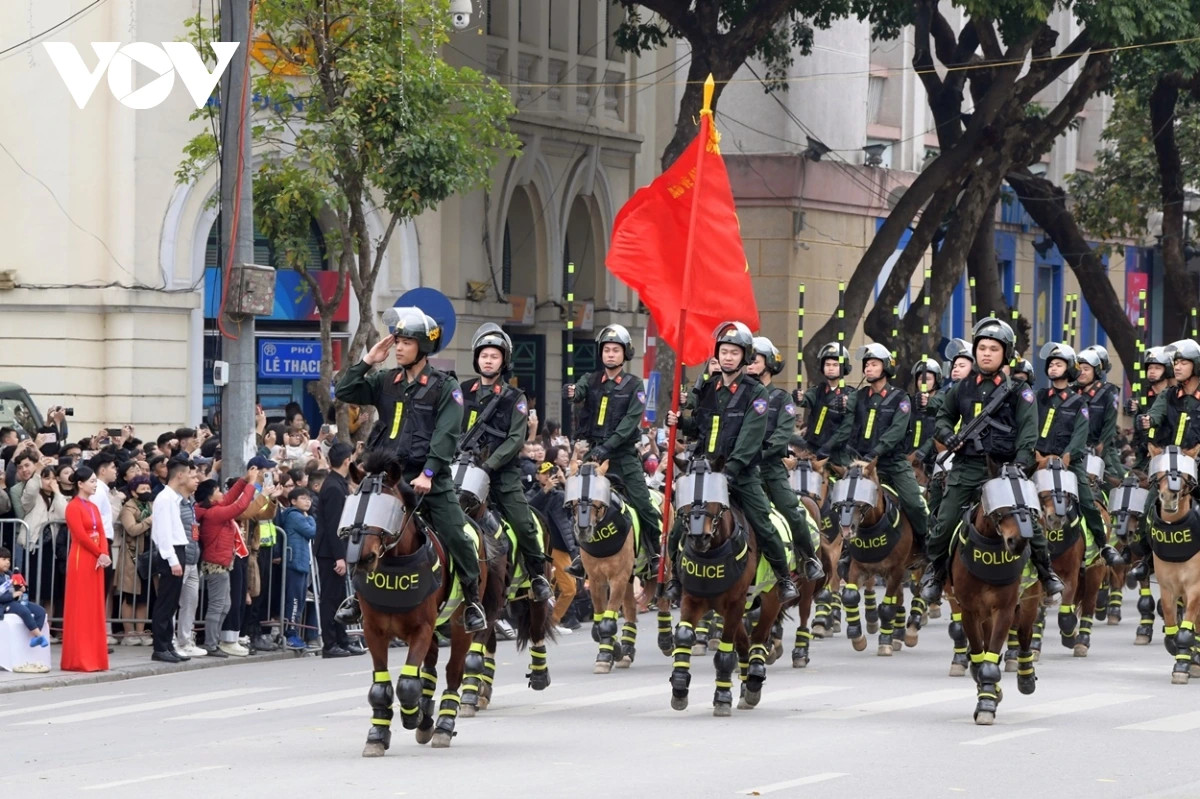 Lực lượng Cảnh sát cơ động kỵ binh tham gia biểu diễn, thu hút nhiều sự chú ý của người dân.