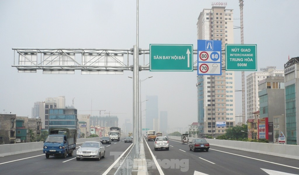 Với mục tiêu tạo ra một trục giao thông đồng bộ, hiện đại về hạ tầng và giảm ùn tắc tại khu vực phía Tây nam thành phố, năm 2012, Bộ GTVT và UBND thành phố Hà Nội đã thông xe đường Vành đai 3 trên cao - hoàn thiện đường Vành đai 3 đoạn Pháp Vân - Mai Dịch theo quy hoạch. Ảnh chụp năm 2012.