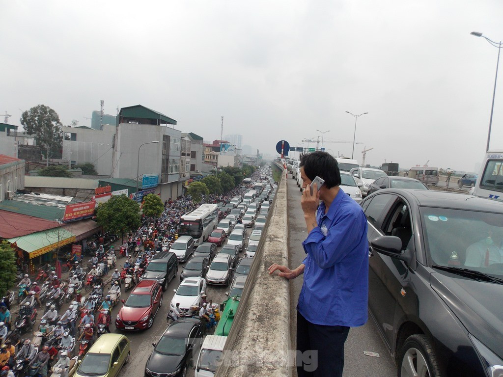 Do ở trên cao và nhiều km mới có một điểm kết nối lên xuống, nên khi đường trên cao bị ùn tắc kéo dài, xe chỉ biết đứng yên một chỗ.