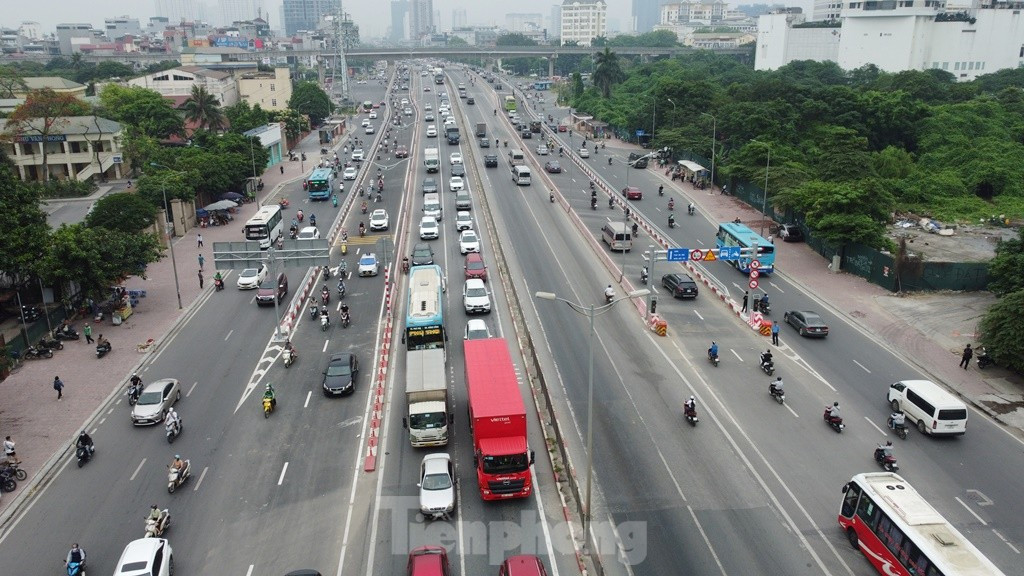 Cùng với cải tạo, sửa chữa hạ tầng; tổ chức, điều tiết lại giao thông, thành phố Hà Nội cũng đang cho các đơn vị chuyên môn hoàn thành sớm các tuyến đường vành đai vệ tinh như Vành đai 4, Vành đai 3,5, Vành đai 2,5 để giảm tải lưu lượng xe, giảm ùn tắc cho đường Vành đai 3, trong đó có đường trên cao. Sở Xây dựng Hà Nội cũng đang tính đến phương án giảm mật độ xe tải, xe khách trong giờ cao điểm ở đường Vành đai 3 trên cao... Trọng Đảng