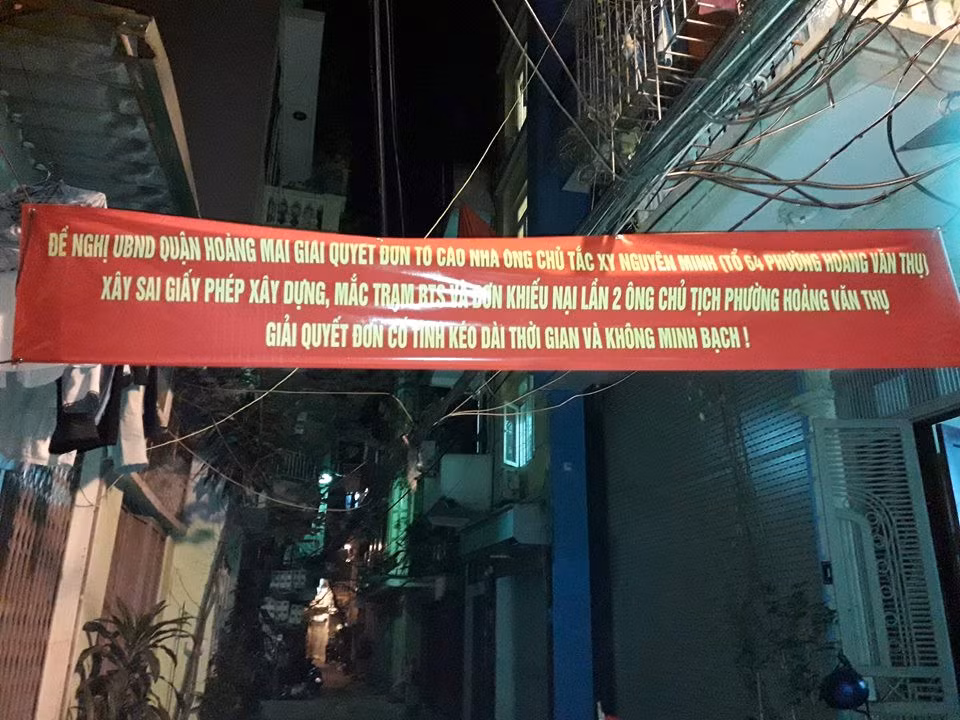 Nguoi dan nom nop lo so song duoi cot ang ten cua Giam doc taxi Nguyen Minh-Hinh-2