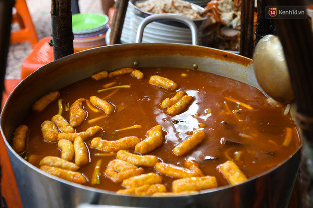 Quan banh canh cua via he ngon nuc tieng, bat dat nhat len den 200.000 dong-Hinh-4