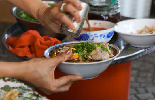 Quán bánh canh cua vỉa hè ngon nức tiếng, bát đắt nhất lên đến 200.000 đồng - Hình 7 Quan banh canh cua via he ngon nuc tieng, bat dat nhat len den 200.000 dong-Hinh-7