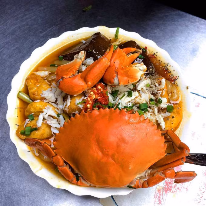 Quan banh canh cua via he ngon nuc tieng, bat dat nhat len den 200.000 dong-Hinh-2