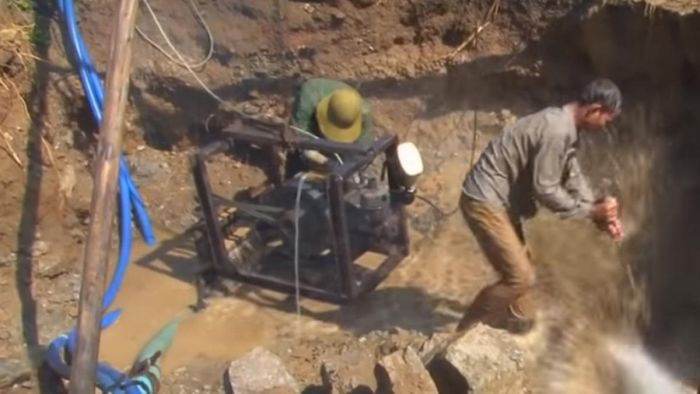Khai thác thủ công nên người dân chủ yếu dùng công cụ thô sơ để đào và sử dụng vòi nước áp lực cao để sục dưới lớp bùn, đá để tìm nguyên liệu đá quý.