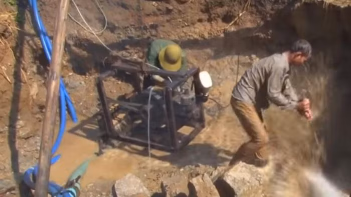 Khai thác thủ công nên người dân chủ yếu dùng công cụ thô sơ để đào và sử dụng vòi nước áp lực cao để sục dưới lớp bùn, đá để tìm nguyên liệu đá quý.