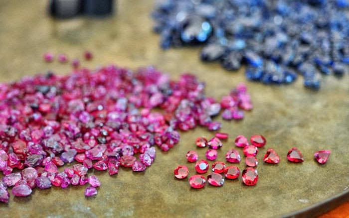 Để có được những viên đá đẹp long lanh, người dân khai thác đã phải đổ biết bao công sức, thậm chí đánh cược cả tính mạng trong quá trình "săn" đá quý.