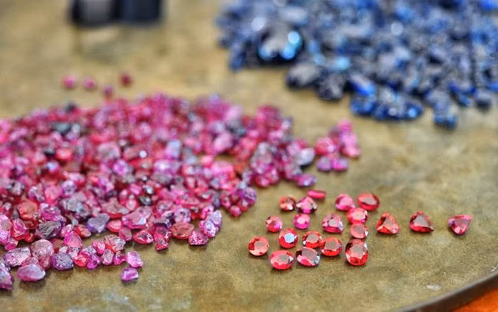 Để có được những viên đá đẹp long lanh, người dân khai thác đã phải đổ biết bao công sức, thậm chí đánh cược cả tính mạng trong quá trình "săn" đá quý.