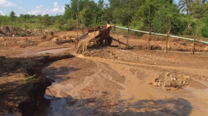 Người dân khai thác rất công phu, chịu nhiều rủi ro, nguy hiểm.