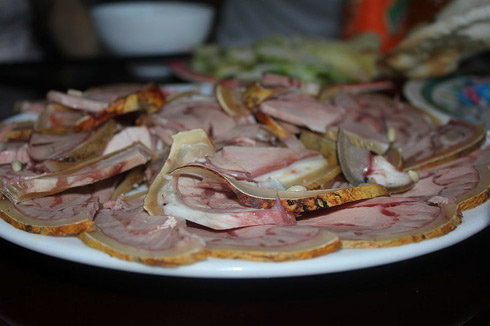 Đặc sản bê thui xứ Quảng khách lũ lượt kéo đến ăn nhờ hương vị rất riêng - Hình 4 Dac san be thui xu Quang khach lu luot keo den an nho huong vi rat rieng-Hinh-4