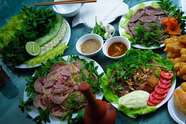 Đặc sản bê thui xứ Quảng khách lũ lượt kéo đến ăn nhờ hương vị rất riêng - Hình 3 Dac san be thui xu Quang khach lu luot keo den an nho huong vi rat rieng-Hinh-3