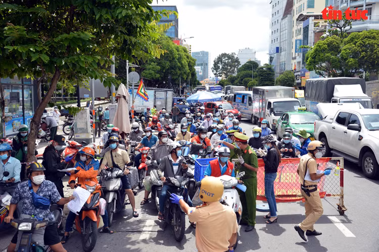 TP.HCM: Nguoi dan do ra duong gay un tac cac chot kiem soat