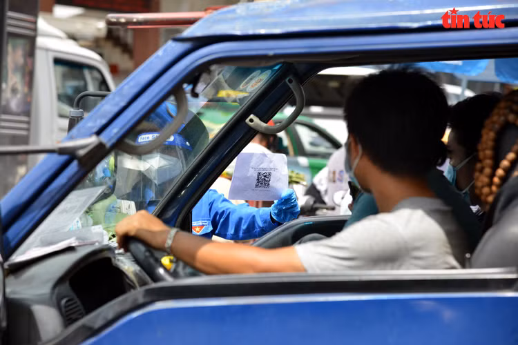 TP.HCM: Nguoi dan do ra duong gay un tac cac chot kiem soat-Hinh-4