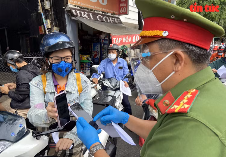 TP.HCM: Nguoi dan do ra duong gay un tac cac chot kiem soat-Hinh-11