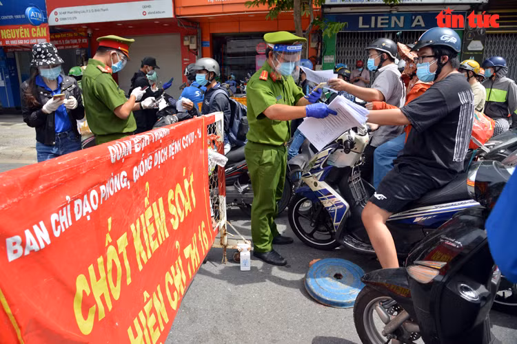 TP.HCM: Nguoi dan do ra duong gay un tac cac chot kiem soat-Hinh-2