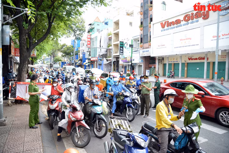 TP.HCM: Nguoi dan do ra duong gay un tac cac chot kiem soat-Hinh-10