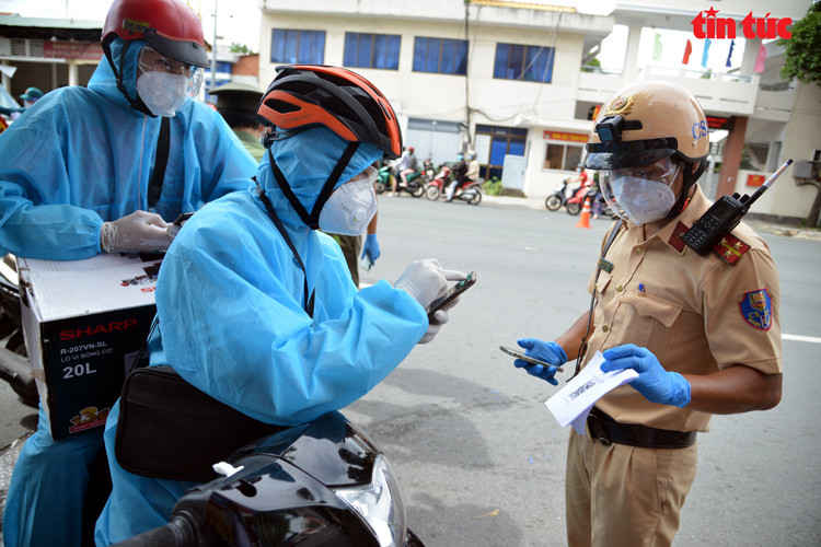 TP.HCM: Nguoi dan do ra duong gay un tac cac chot kiem soat-Hinh-5