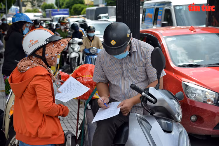 TP.HCM: Nguoi dan do ra duong gay un tac cac chot kiem soat-Hinh-6