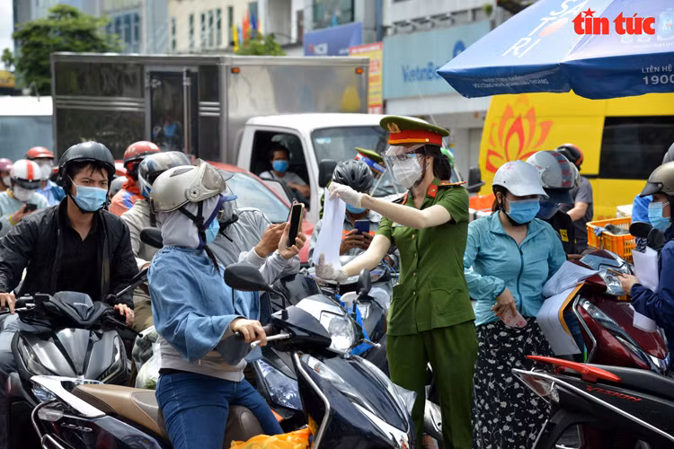 TP.HCM: Nguoi dan do ra duong gay un tac cac chot kiem soat-Hinh-3