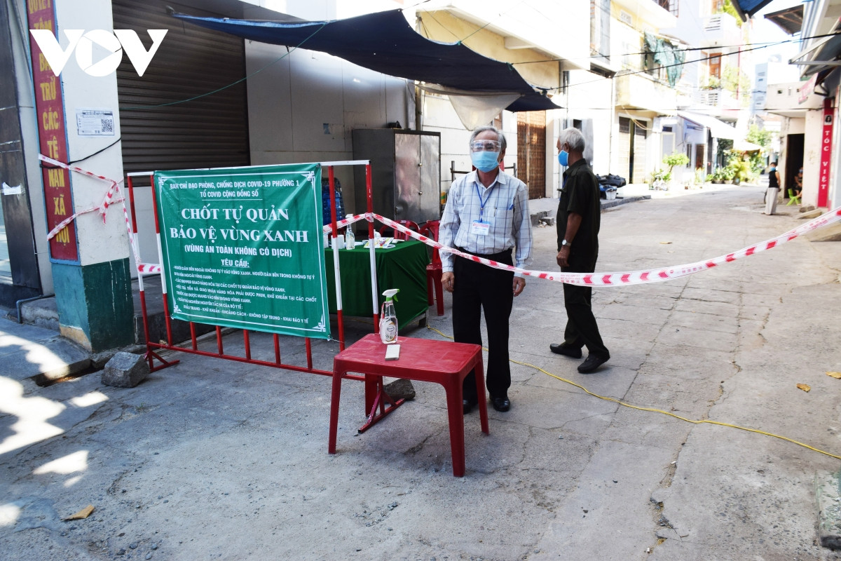 Nhieu noi tiep tuc gian cach xa hoi de phong chong COVID-19