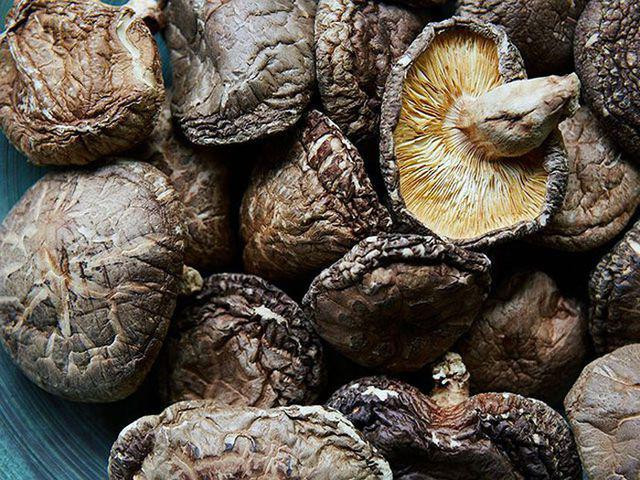 Nam huong Nhat hon 8 trieu dong/kg, dan Ha Noi mua ve xao rau-Hinh-2