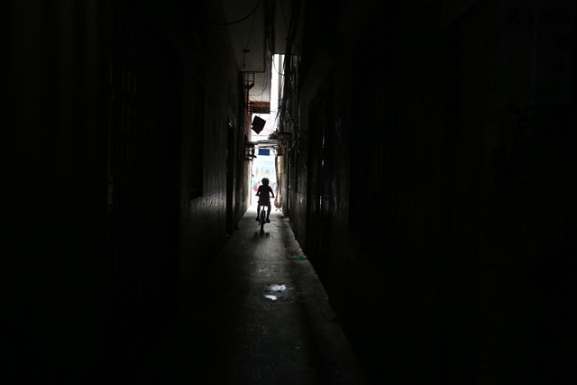 Đã vậy, lối vào các hẻm lại còn bé tí, có hẻm chỉ rộng khoảng 1,2 mét, không thấy ánh mặt trời đâu vì nhà dân đã cơi nới tận dụng không gian phía trên.