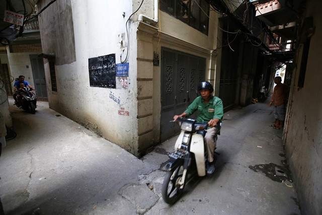 Phường Văn Chương có các ngõ chính là Văn Chương 1, Văn Chương 2, Văn Hương, Văn Chương, Trung Tả, Trung Tiền. Nhưng từ các ngõ này sẽ có hàng chục ngách, hẻm. Đi một đoạn đường lại chia làm 2, 3 rồi 4 nhánh.