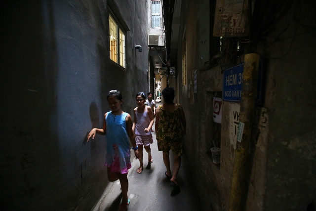 Đường phố ở Hà Nội bấy lâu đã nổi tiếng về độ khó tìm, nhiều ngõ ngách chật hẹp. Chẳng ai còn lạ gì khu phố cổ với hàng tá ngóc ngách sâu hun hút, lại bé tí.