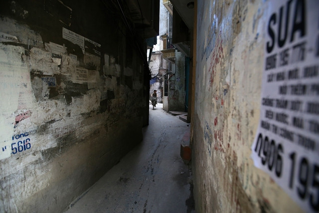 Đó chính là phường Văn Chương, nơi tụ hội những con đường dễ đi lạc nhất Hà Nội như Tôn Đức Thắng, Quốc Tử Giám, Khâm Thiên… Khu vực này đặc biệt đông dân cư, nhiều ngõ ngách nên việc tìm nhà, đi lại càng trở nên khó khăn.