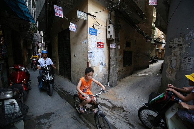 Đi thêm chút nữa thì lại thấy các ngóc ngách này thông với ngõ lớn khác. Cứ như vậy, người mới đến đây như lạc vào mê cung, tìm mãi không thấy đích đến.