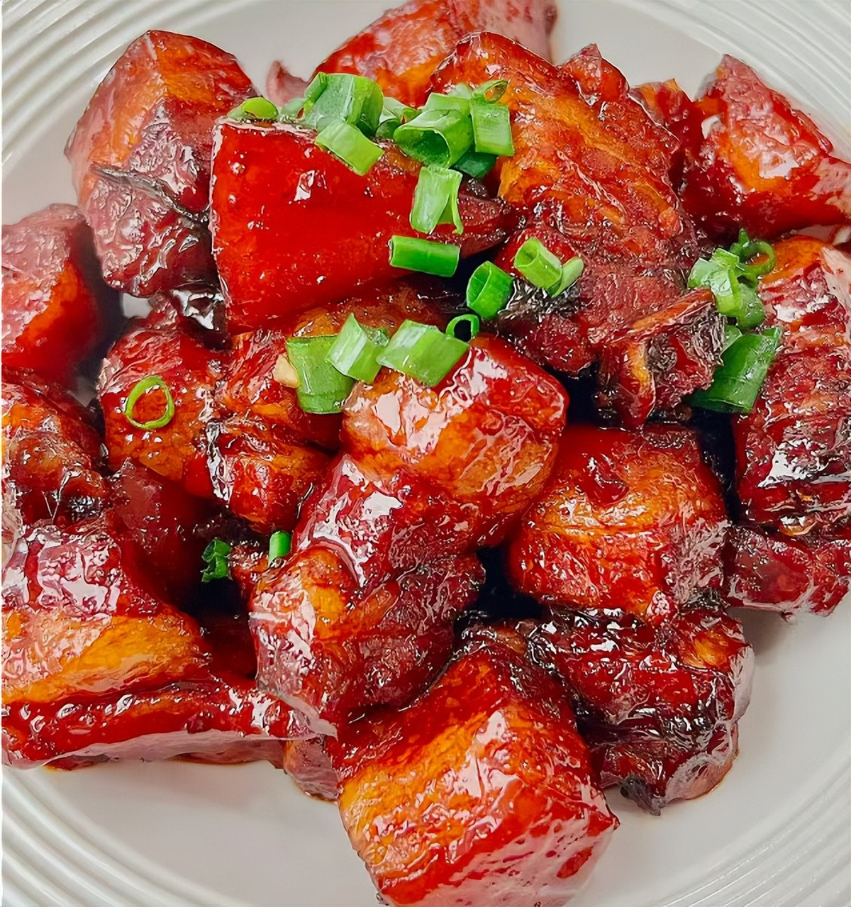  Đun sôi ở nhiệt độ cao và đun nhỏ lửa trong khoảng 1 giờ. Súp sẽ đặc lại ở nhiệt độ cao và màu sắc sẽ sáng hơn, hấp dẫn hơn. Lấy ra khỏi nồi và rắc lên đĩa một ít hành lá xắt nhỏ để trang trí và thưởng thức.