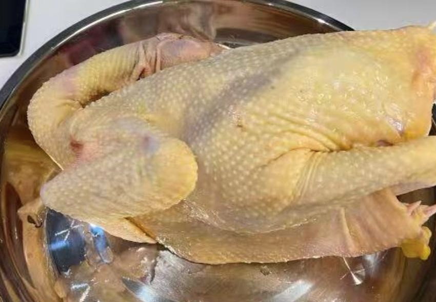  Cách làm: Xử lý và rửa sạch. Cho nước vào nồi, cho hành, gừng vào đun sôi. Sau khi nước sôi, vặn nhỏ lửa và ngâm gà thật kỹ. Khi bạn cắm đũa vào chân gà, nếu không chảy máu là đã chín. 