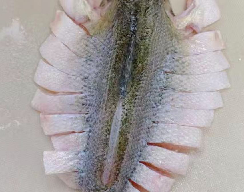  Cách làm: - Làm sạch cá, xẻ dọc thân cá rồi cắt thành hình "nan quạt" để khi trình bày cá hấp cho đẹp. 