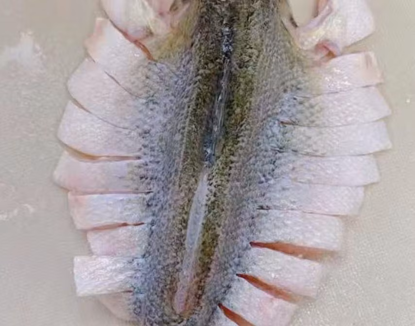  Cách làm: - Làm sạch cá, xẻ dọc thân cá rồi cắt thành hình "nan quạt" để khi trình bày cá hấp cho đẹp. 