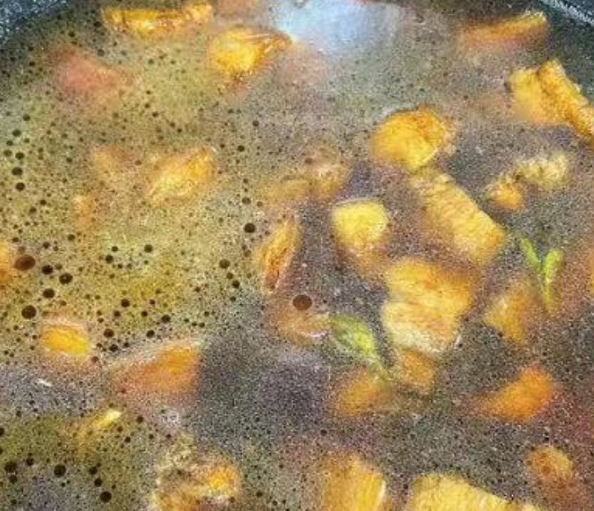  Thêm đường phèn, nước tương nhạt, một ít dầu hào và một ít nước tương đen vào xào cho đến khi có mùi thơm. Thêm lượng bia và nước thích hợp vào đun nhỏ lửa. 