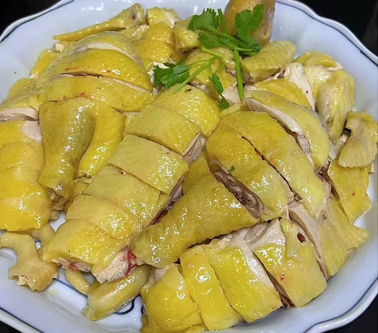  Vớt gà ra khỏi nồi và cắt thành từng miếng, bày ra đĩa. Làm nước chấm gà theo cách mà gia đình bạn yêu thích. Dọn ra và thưởng thức. (Theo Toutiao)