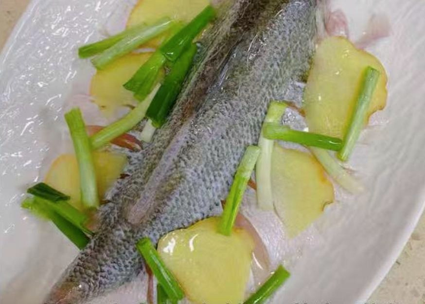  Ướp cá chẽm với nước hành, gừng cho khử mùi hôi rồi bày cá cùng hành cắt khúc, gừng thái lát mỏng ra đĩa. Hấp trong nồi nước sôi ở lửa lớn trong 8 phút. 