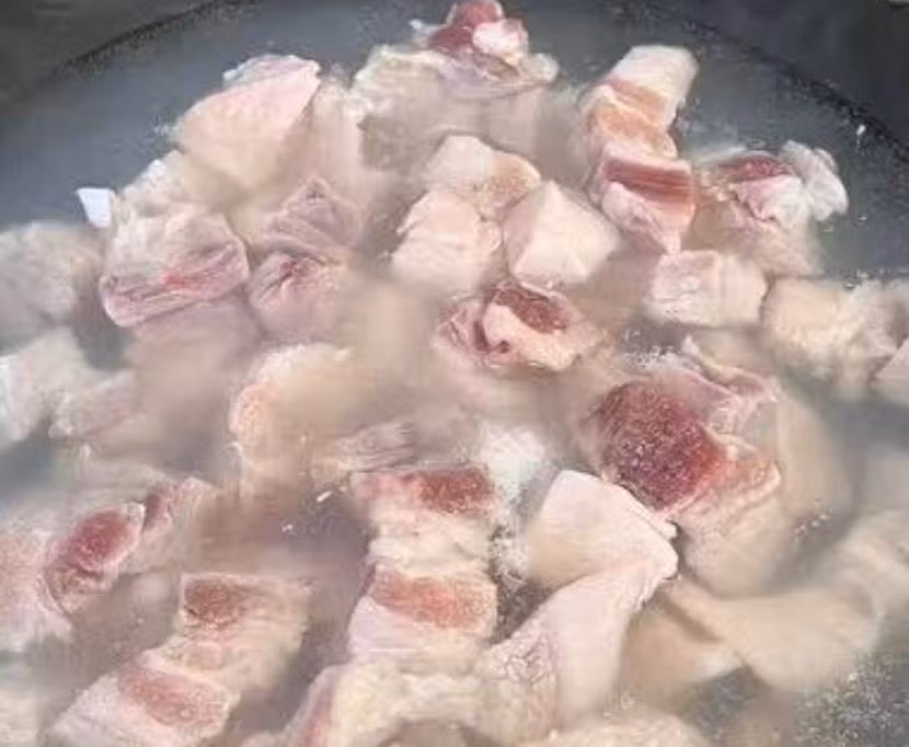 Cách làm: Thịt ba chỉ rửa sạch và cắt thành từng miếng dày. Ngoài ra, rửa sạch hành tây, gừng và các nguyên liệu khác rồi để riêng. Cho thịt ba chỉ vào nước lạnh, thêm chút rượu nấu rồi chần. Thịt ba chỉ đã chần chín, rửa sạch bằng nước ấm. 