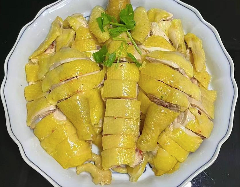 3. Gà luộc có ý nghĩa cầu may mắn, bình an, may mắn. Nguyên liệu: Thịt gà ta, hành lá, gừng 