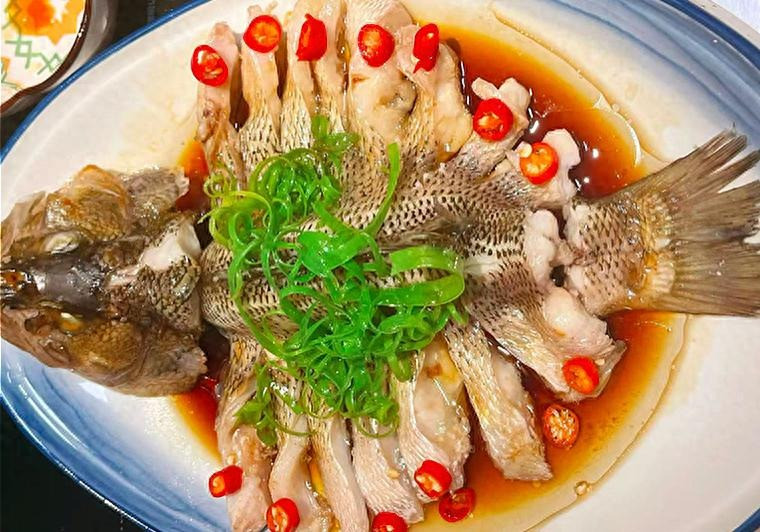 1. Cá hấp: Người xưa nói: Cá hấp có ý nghĩa năm nào cũng đủ no, dư dả, gia đình thêm hạnh phúc. Nguyên liệu: Cá chẽm, nước hành và gừng, ớt đỏ, hành lá thái nhỏ và gừng. 