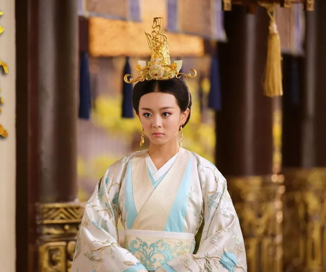  Sau cái chết của Tuyên Đế năm 580, con trai ông là Vũ Văn Xiển kế vị, tôn Dương Lệ Hoa làm hoàng thái hậu. Tuy nhiên, quyền lực thực tế lại nằm trong tay Dương Kiên, người nắm quyền phụ chính. Ban đầu, Dương Lệ Hoa ủng hộ cha mình để ngăn các phe phái khác lấn át. Nhưng khi nhận ra Dương Kiên có tham vọng chiếm đoạt ngôi vua, bà phản đối kịch liệt.