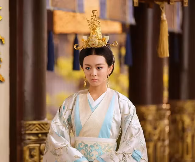  Sau cái chết của Tuyên Đế năm 580, con trai ông là Vũ Văn Xiển kế vị, tôn Dương Lệ Hoa làm hoàng thái hậu. Tuy nhiên, quyền lực thực tế lại nằm trong tay Dương Kiên, người nắm quyền phụ chính. Ban đầu, Dương Lệ Hoa ủng hộ cha mình để ngăn các phe phái khác lấn át. Nhưng khi nhận ra Dương Kiên có tham vọng chiếm đoạt ngôi vua, bà phản đối kịch liệt.