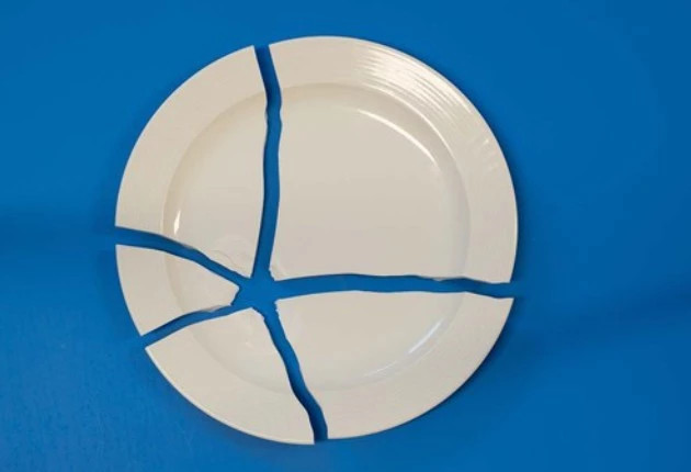  Đan Mạch: đập bể đĩa. Người Đan Mạch quan niệm vào sáng mùng một đầu năm nhà ai có càng nhiều đĩa bể trước nhà thì năm đó sẽ càng hạnh phúc và thành công. Tuy nhiên tục lệ này hiện nay ít còn được thực hiện. Ảnh: FirstCry Parenting. 