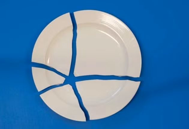  Đan Mạch: đập bể đĩa. Người Đan Mạch quan niệm vào sáng mùng một đầu năm nhà ai có càng nhiều đĩa bể trước nhà thì năm đó sẽ càng hạnh phúc và thành công. Tuy nhiên tục lệ này hiện nay ít còn được thực hiện. Ảnh: FirstCry Parenting. 