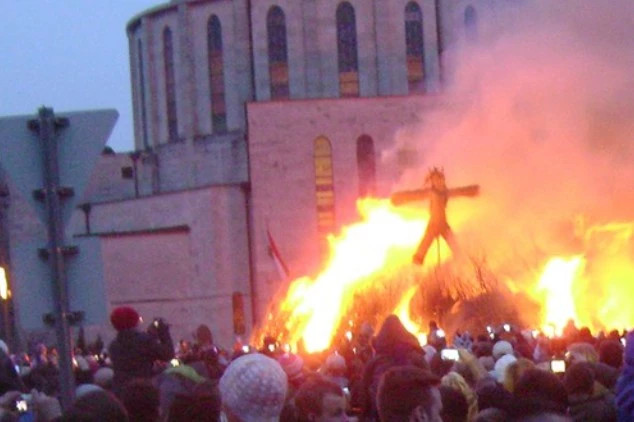  Hungary: đốt hình nộm. Hình nộm ở Hungary được người dân gọi là vật tế thần mang tên "Jack Straw". Đến giao thừa người dân chào đón năm mới bằng cách đốt hình nộm này như đốt hết những điều xấu xa và xui xẻo của năm cũ, chào đón may mắn đến trong năm mới. Ảnh: Expat. 