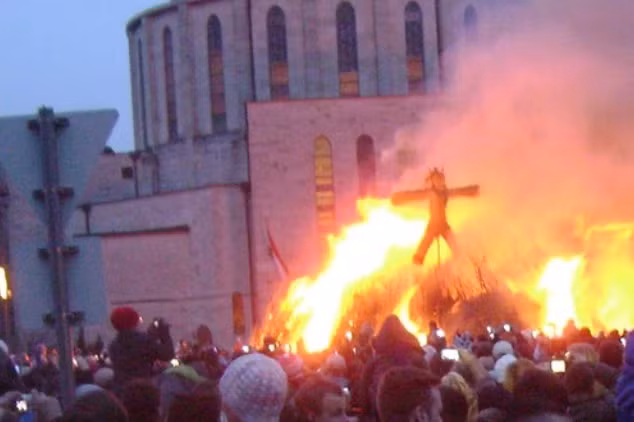  Hungary: đốt hình nộm. Hình nộm ở Hungary được người dân gọi là vật tế thần mang tên "Jack Straw". Đến giao thừa người dân chào đón năm mới bằng cách đốt hình nộm này như đốt hết những điều xấu xa và xui xẻo của năm cũ, chào đón may mắn đến trong năm mới. Ảnh: Expat. 