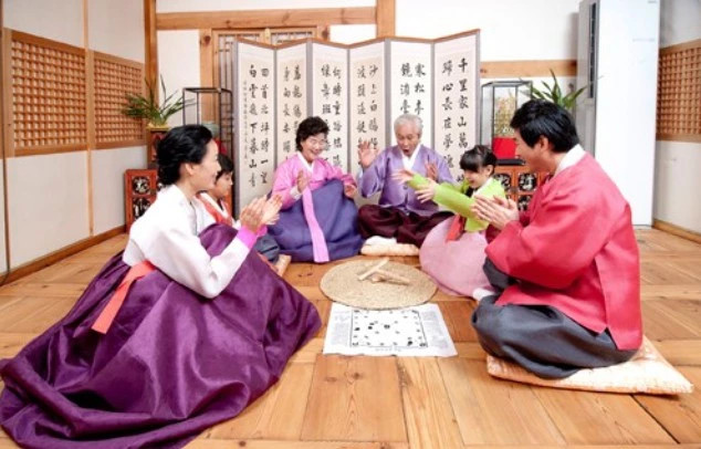  Hàn Quốc: Tắm trước đêm giao thừa. Trước đêm giao thừa, người Hàn Quốc thường có tục tắm bằng nước nóng để tẩy trần. Sau khi tắm rửa sạch sẽ, họ sẽ mặc hanbok và thực hiện các nghi lễ khác như đốt các thanh tre để xua đuổi tà ma. Người Nhật quan niệm tiếng nổ của các thanh tre sẽ làm cho ma quỷ khiếp sợ bỏ chạy. Đặc biệt, vào giao thừa, các thành viên trong gia đình đều phải thức, vì theo truyền thuyết nếu ngủ thì sáng hôm sau đầu tóc và lông mi sẽ bị bạc trắng và kém minh mẫn. Ảnh: Korea. 