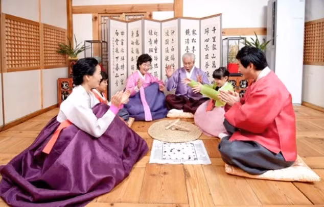  Hàn Quốc: Tắm trước đêm giao thừa. Trước đêm giao thừa, người Hàn Quốc thường có tục tắm bằng nước nóng để tẩy trần. Sau khi tắm rửa sạch sẽ, họ sẽ mặc hanbok và thực hiện các nghi lễ khác như đốt các thanh tre để xua đuổi tà ma. Người Nhật quan niệm tiếng nổ của các thanh tre sẽ làm cho ma quỷ khiếp sợ bỏ chạy. Đặc biệt, vào giao thừa, các thành viên trong gia đình đều phải thức, vì theo truyền thuyết nếu ngủ thì sáng hôm sau đầu tóc và lông mi sẽ bị bạc trắng và kém minh mẫn. Ảnh: Korea. 